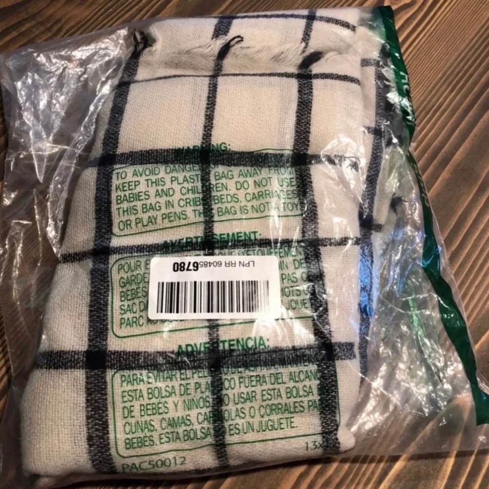 New plaid scarf in black and beige